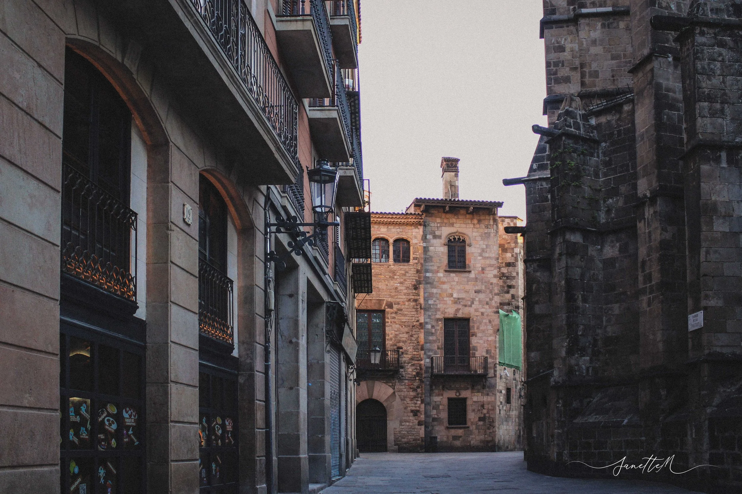 Barcelona - Calles vacías con edificios antiguos de piedra y balcones en una ciudad antigua, al atardecer