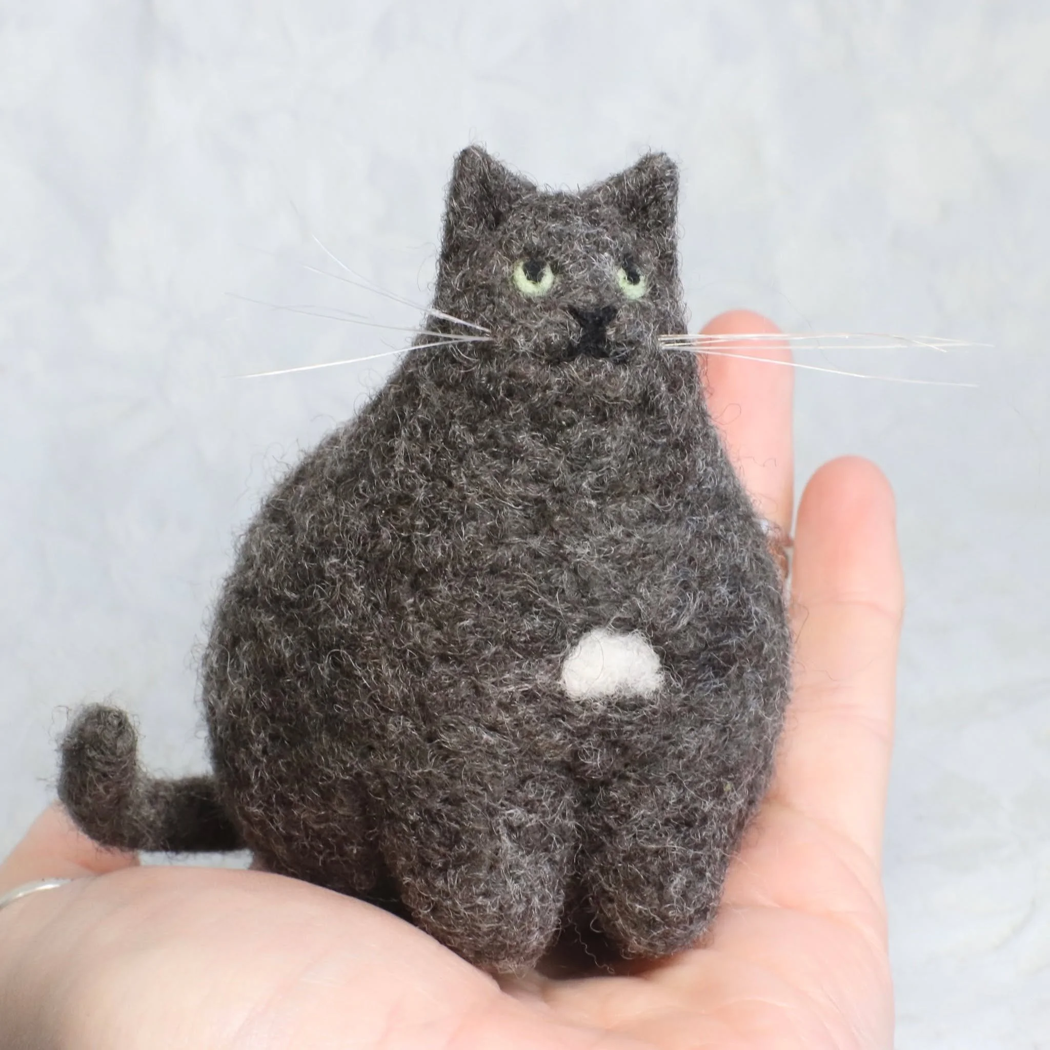 Oh, hi: there's a new Friend in town!!!

Meet my newest creation: DOLLUP!  Yep, this kitty is just a lil dollup of cuteness. Simply stubby front feets, juicy round rump and a purrfectly curled tail all make this new Friend very ridiculous and cute. A
