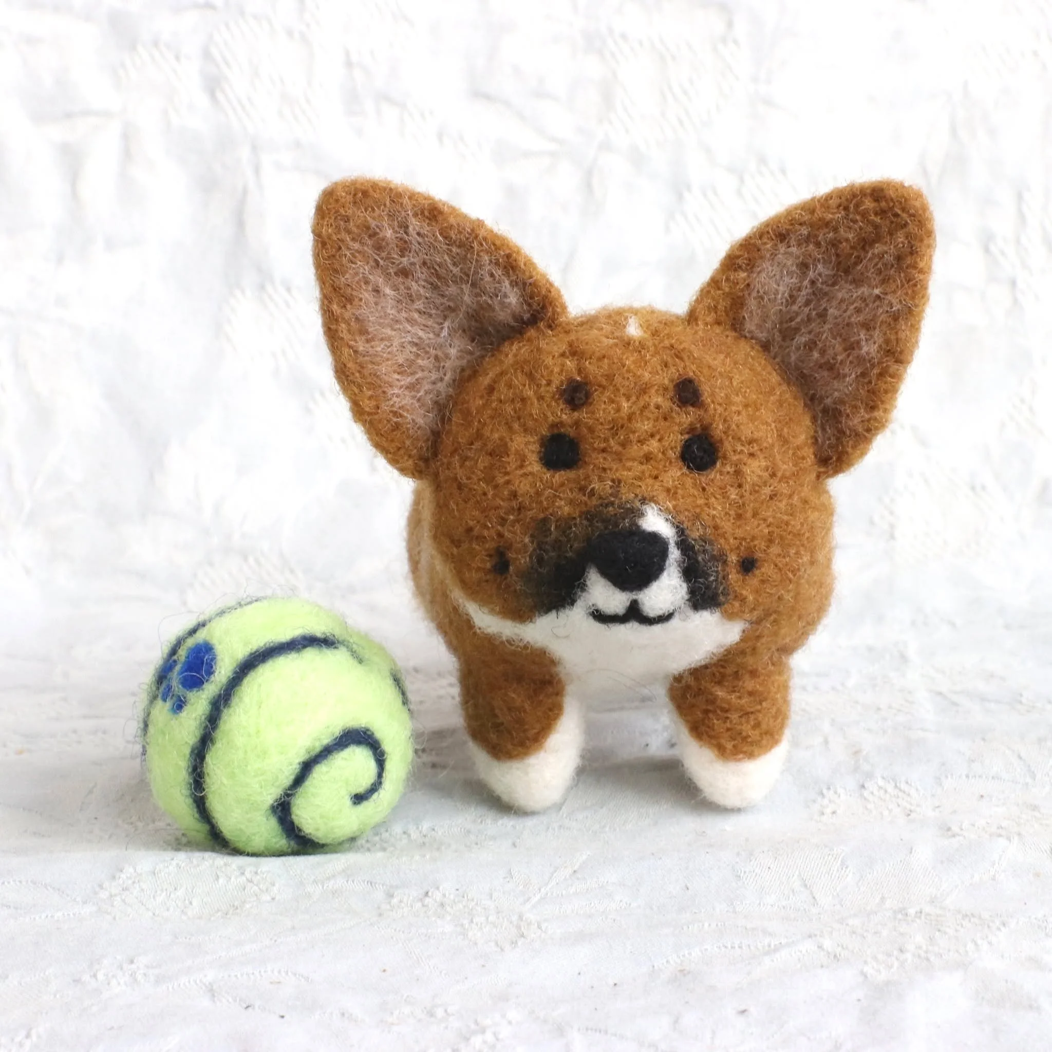 Happy Monday from Felix who has a 'Giggle Ball' for you to play with in case you're feeling sleepy and down. Isn't he considerate?

The little toys folks order to go along with their Fiber Friends really are the icing on the cake. What toy would your