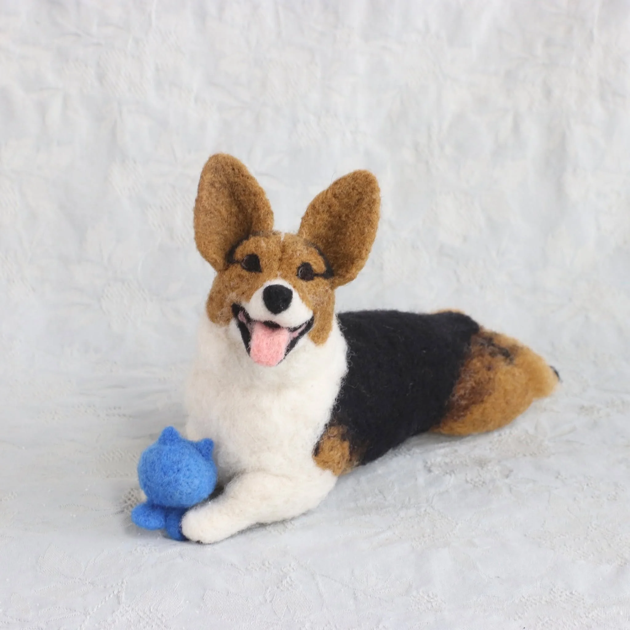 Happy Friyay! Go throw your dog's favorite toy!

#Friday #HappyDog #PetMemorial #CorgiSmile #Corgi