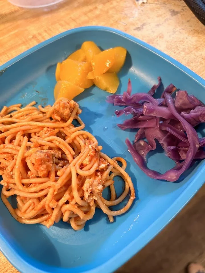 Sapgetti with tomatoes sauce, pickled cabbage and pears