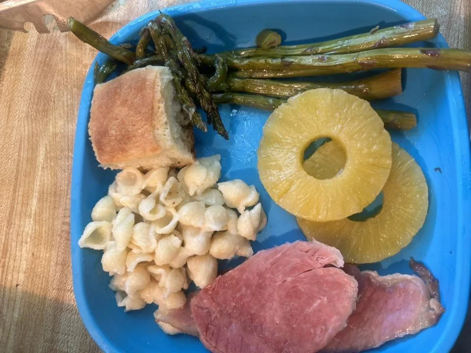 Baked ham, mac & cheese, asparagus, pineapple, and a roll