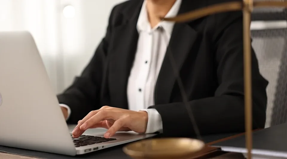 AI was supposed to replace court reporters. Instead, there's an increasingly desperate need for more humans on the job.