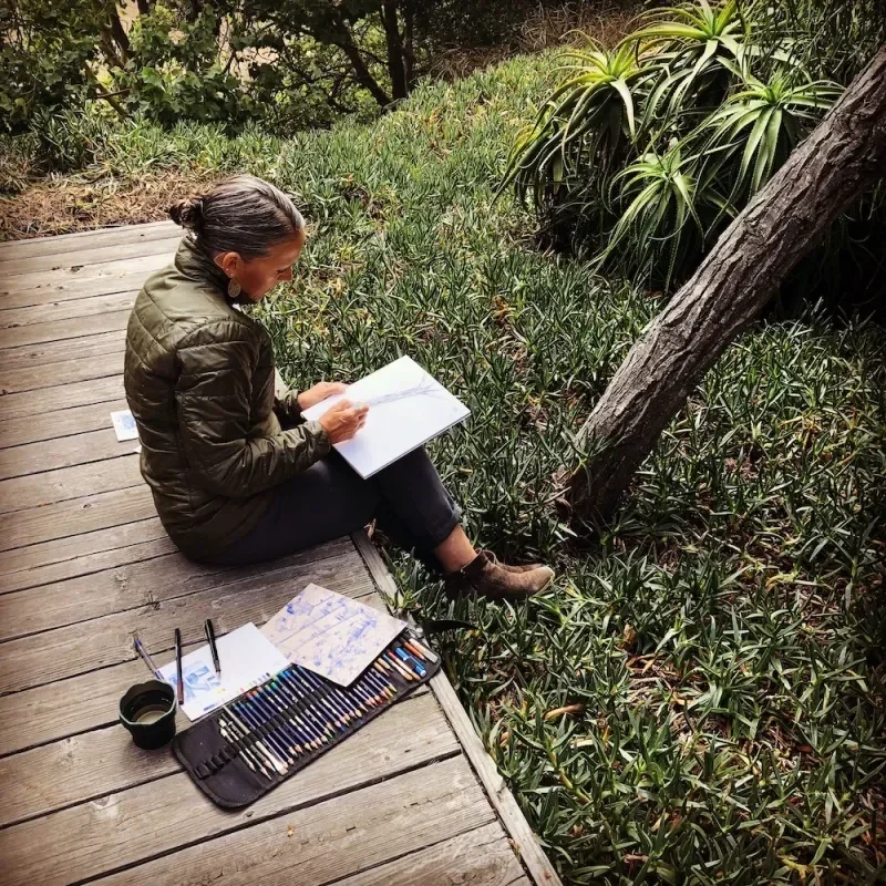 artist Amy Wynne outside drawing