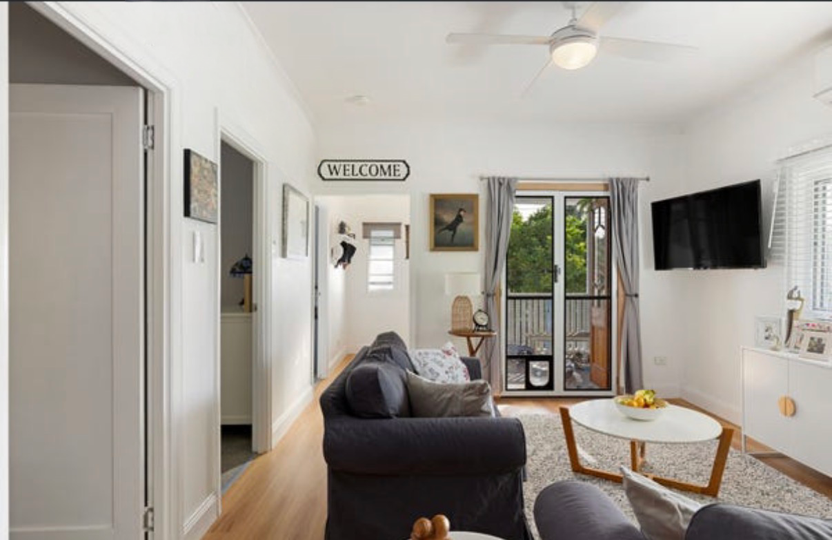 Living room design with dark grey sofas, a cozy rug and many accessories