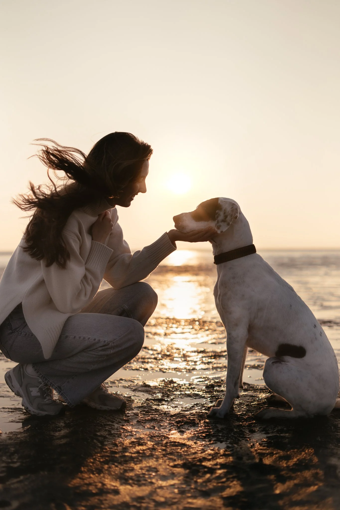 Hundefotografin Isabella und Mischlingshündin Nala beim Sonnenaufgang am Strand