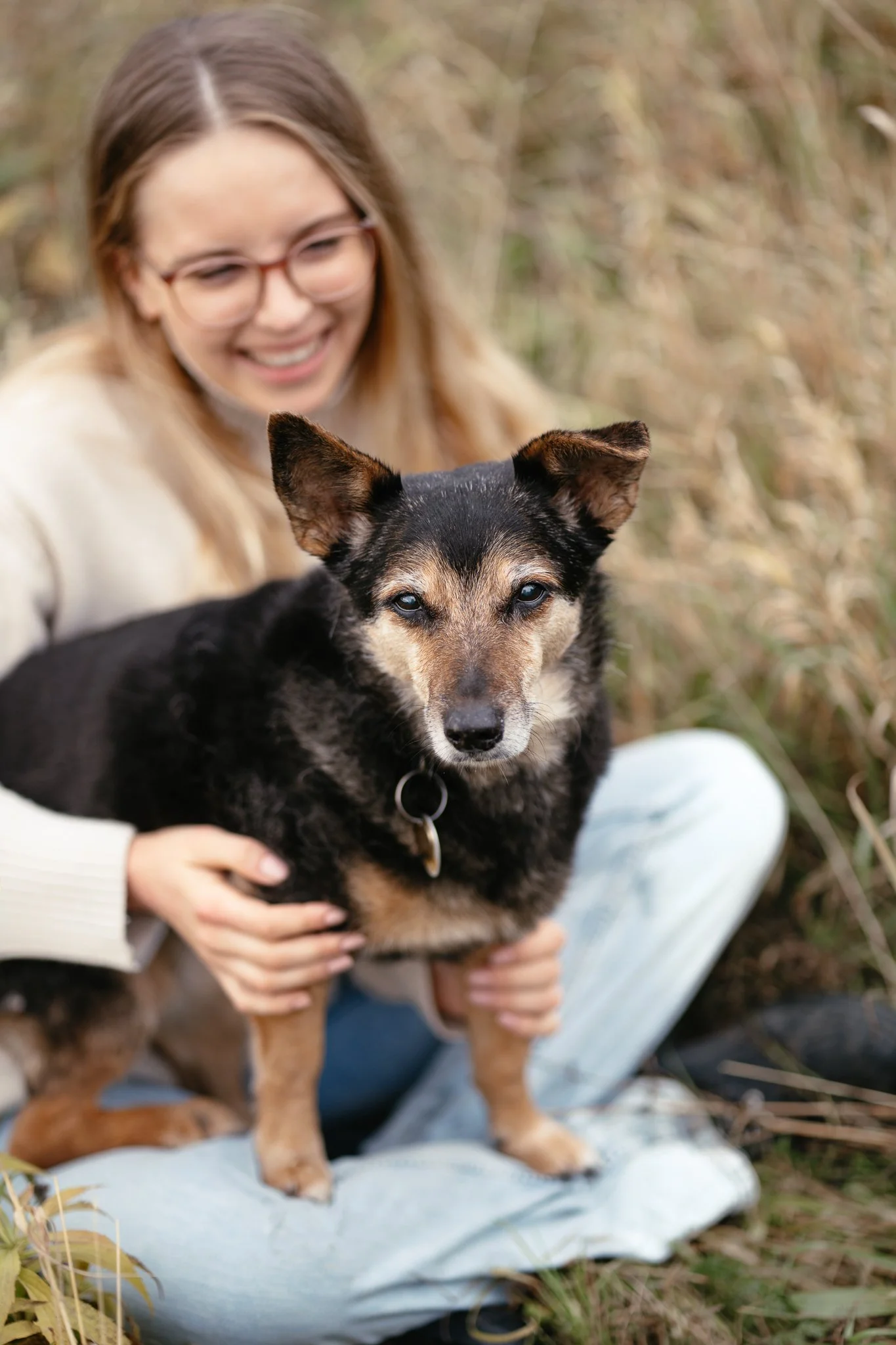 Tierschutzmischling sitzt auf dem Schoß von ihrem Frauchen.