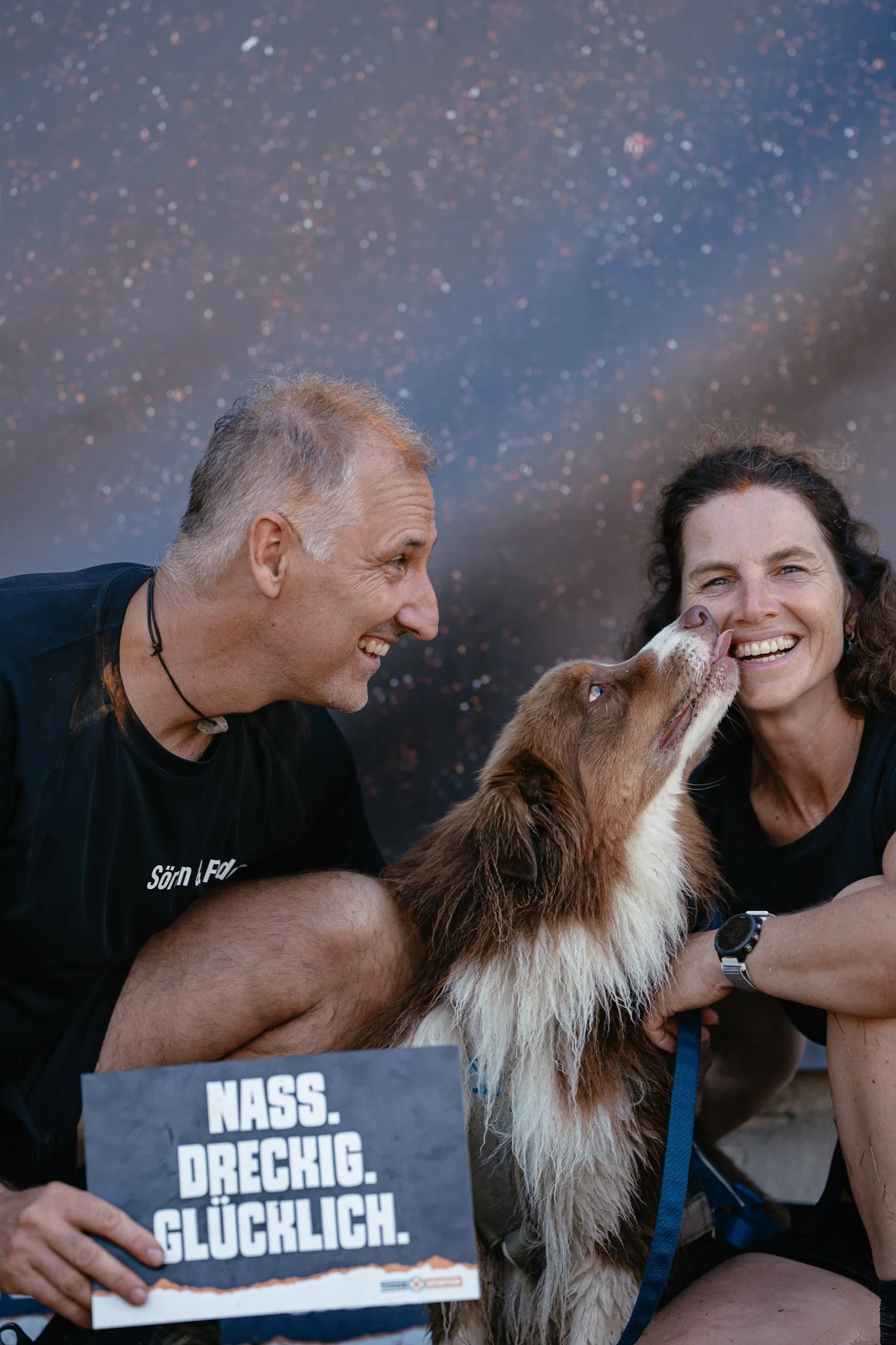 Ein Mann, eine Frau mit einem glücklichen Hund, nach dem Lauf beim TOUGH HUNTER.
