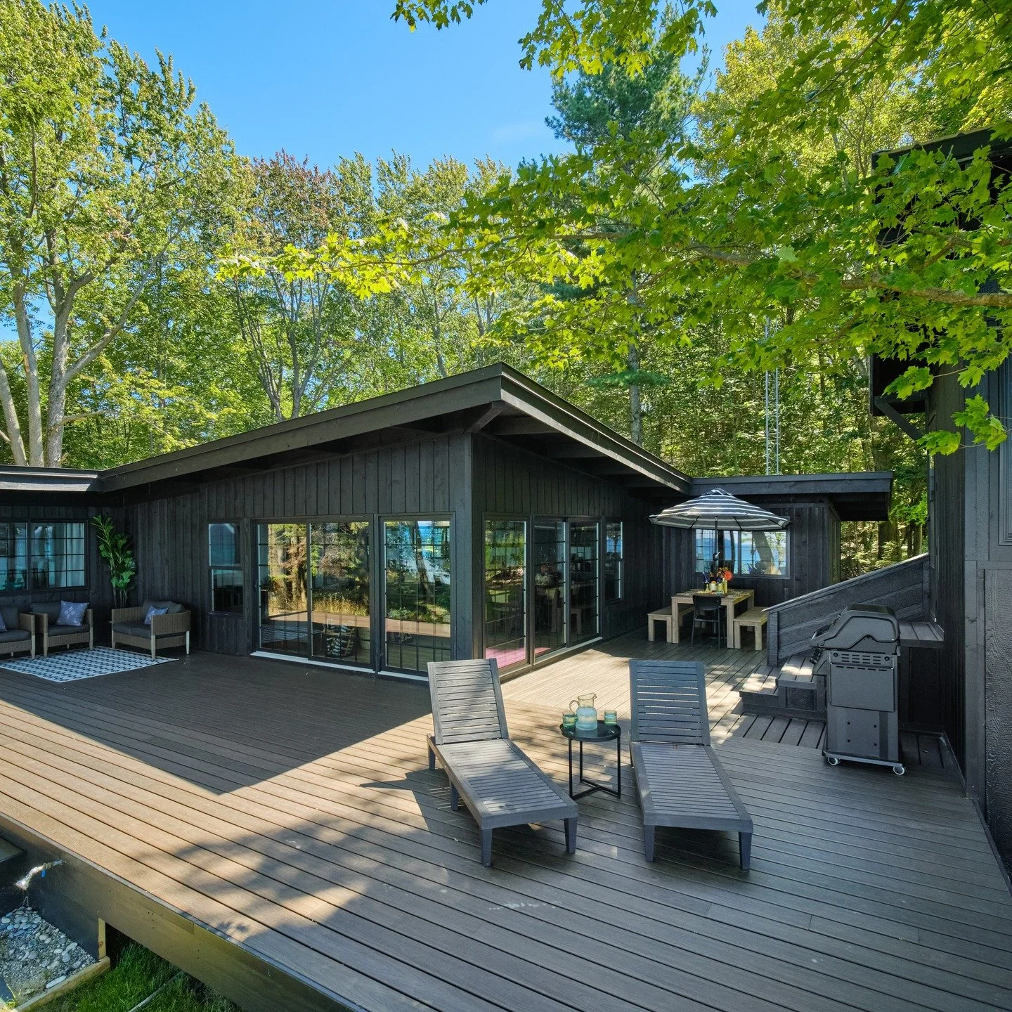 A deck that makes you never want to leave ❤️