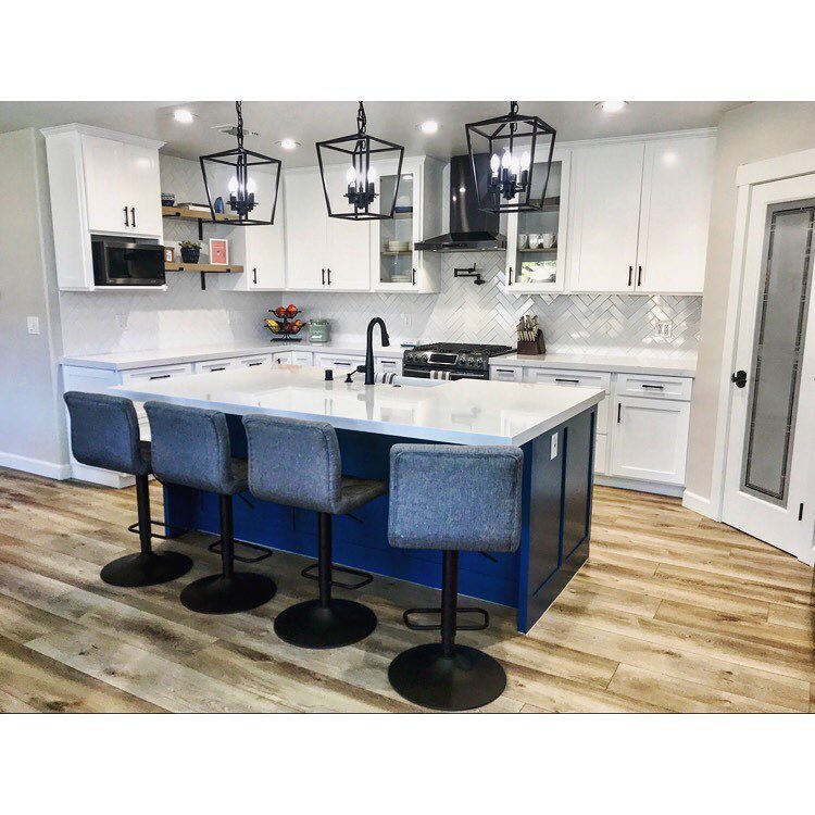 White cabinets paired with black accents and a large rich blue island is all you need to create a simple, clean and functional kitchen . This will be sure to entertain your family and friends for years to come.
.
.
.
#design #designer #hardwoodfloors