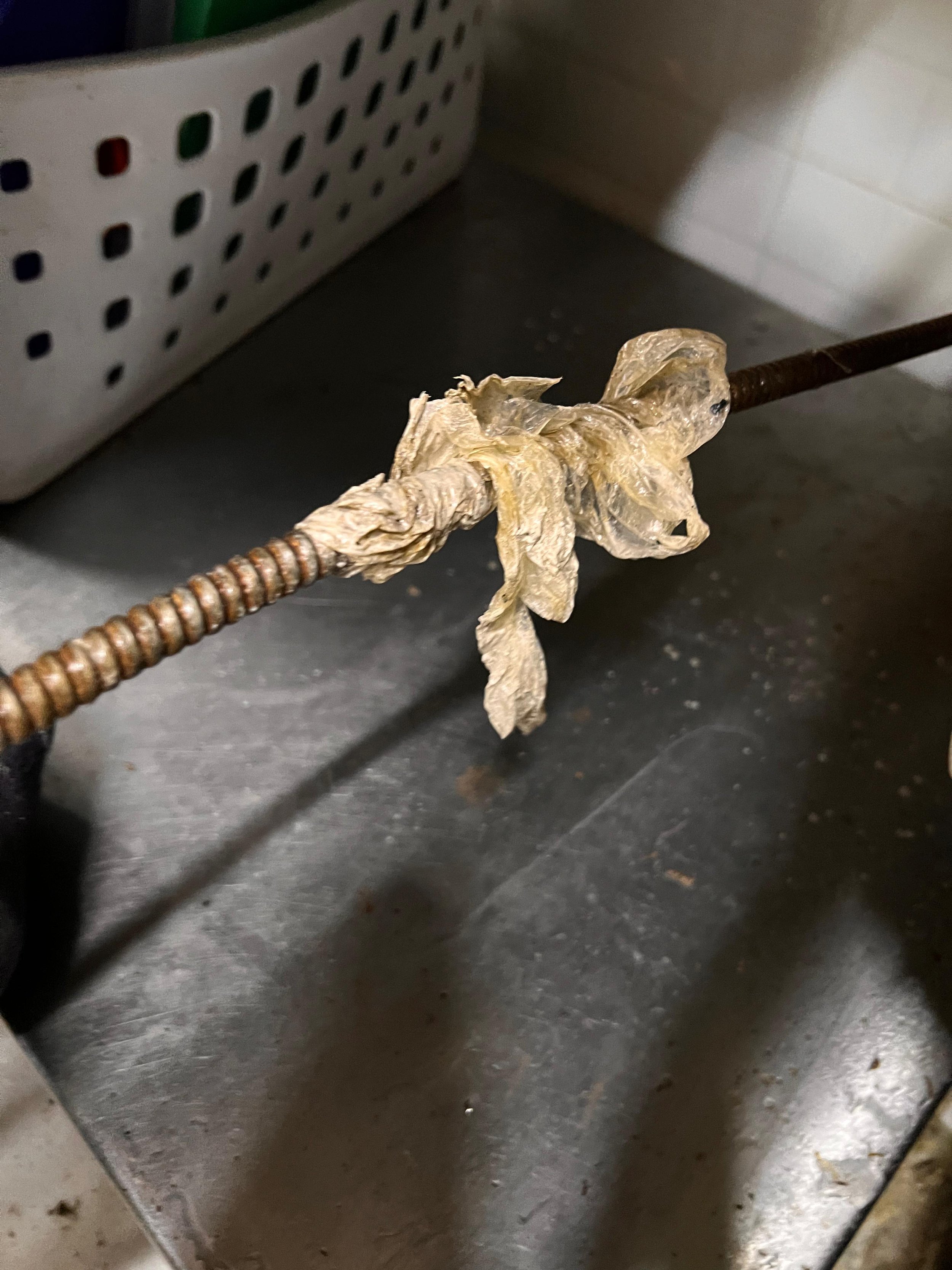 una sonda que enrredo un pedaso de trapo al destapar una tuberia