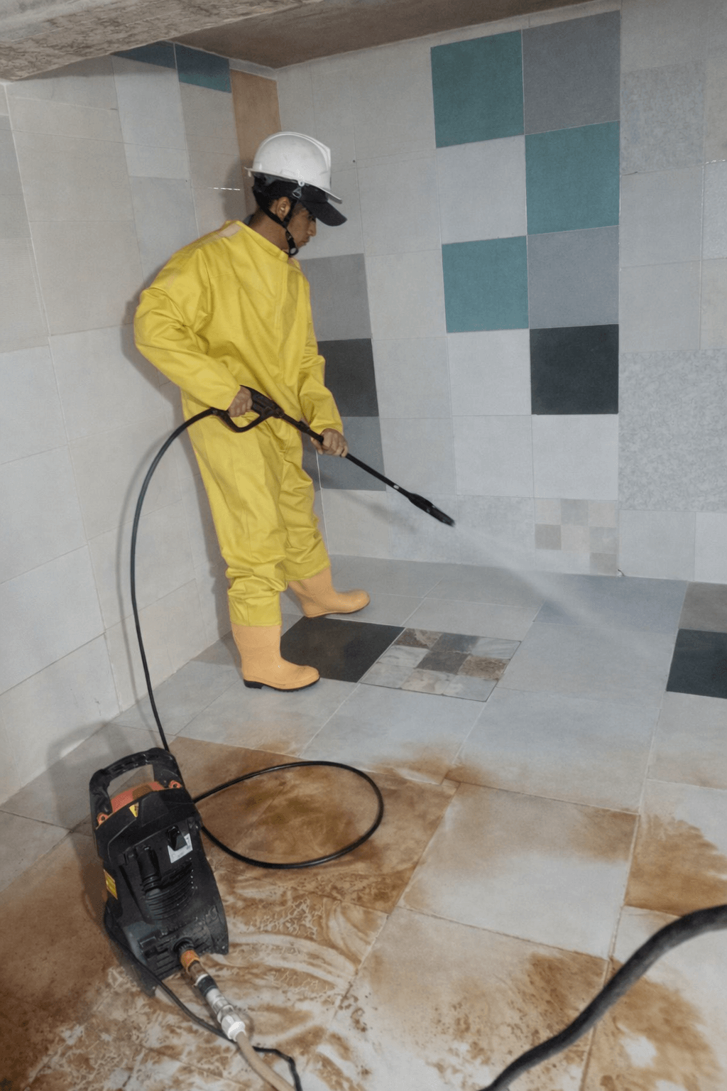 Trabajador de Hydromant realizando lavado de tanque subterráneo de agua potable