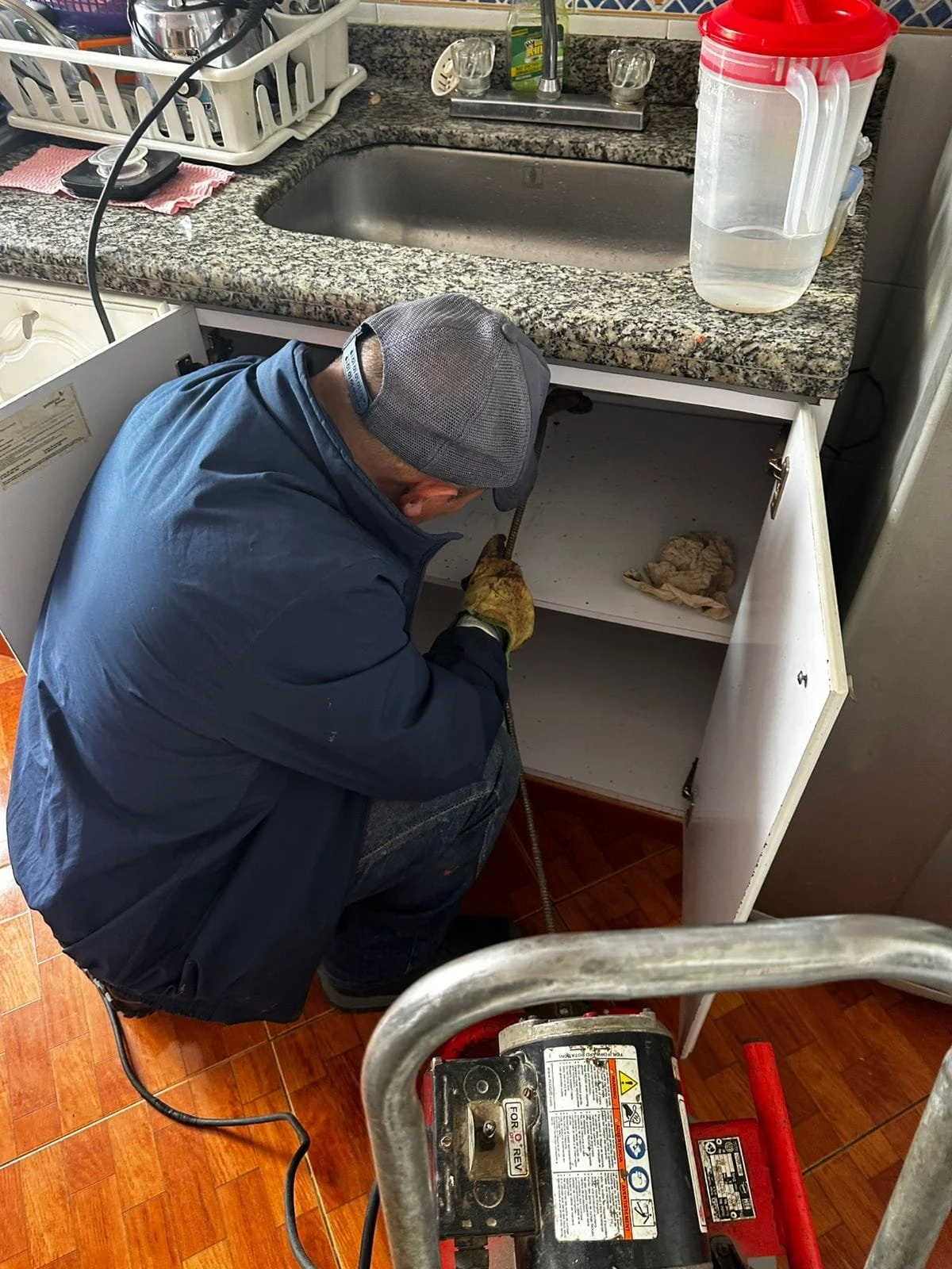 Plomero de Hydromant realizando sondeo de tuberías dentro del hogar para emergencia hidráulica