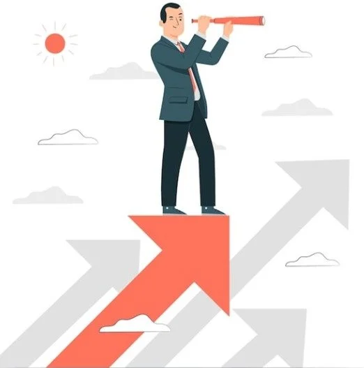 Hombre de negocios en traje mirando a través de un telescopio, parado sobre una flecha ascendente en un fondo con nubes y un sol