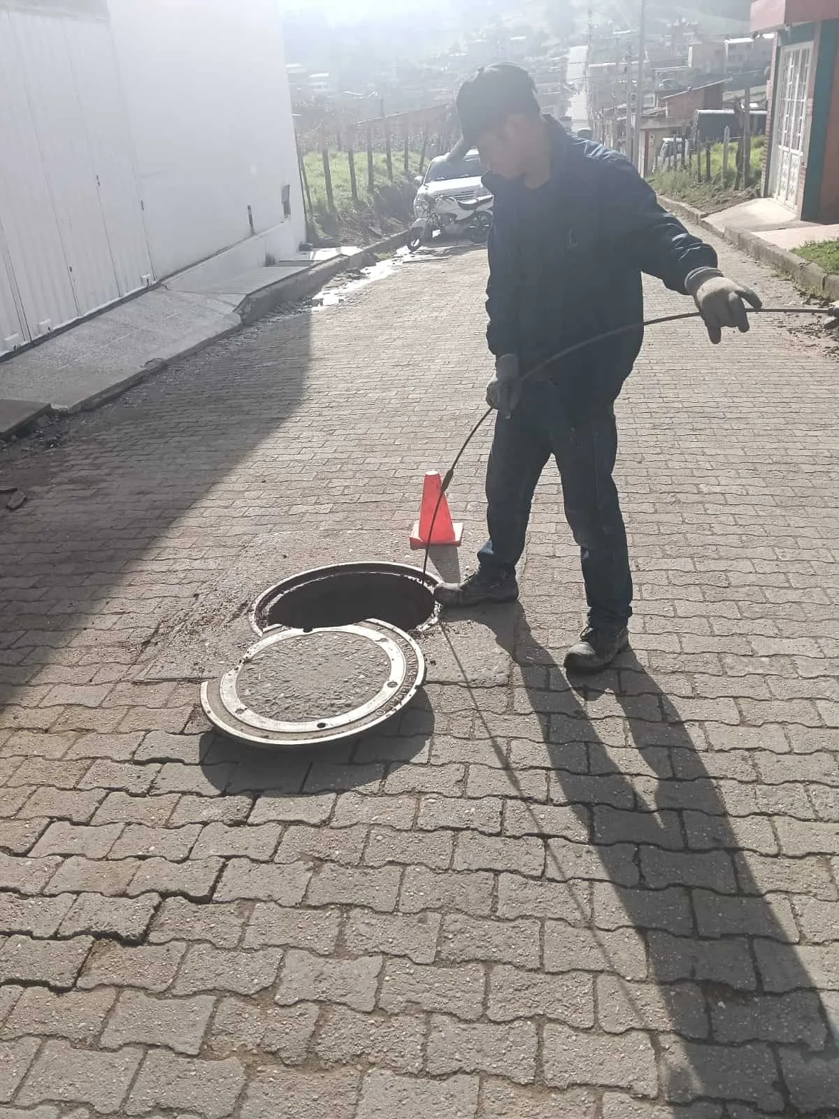 peronal de hydromantsas sondeando un alcantarillado con varillas