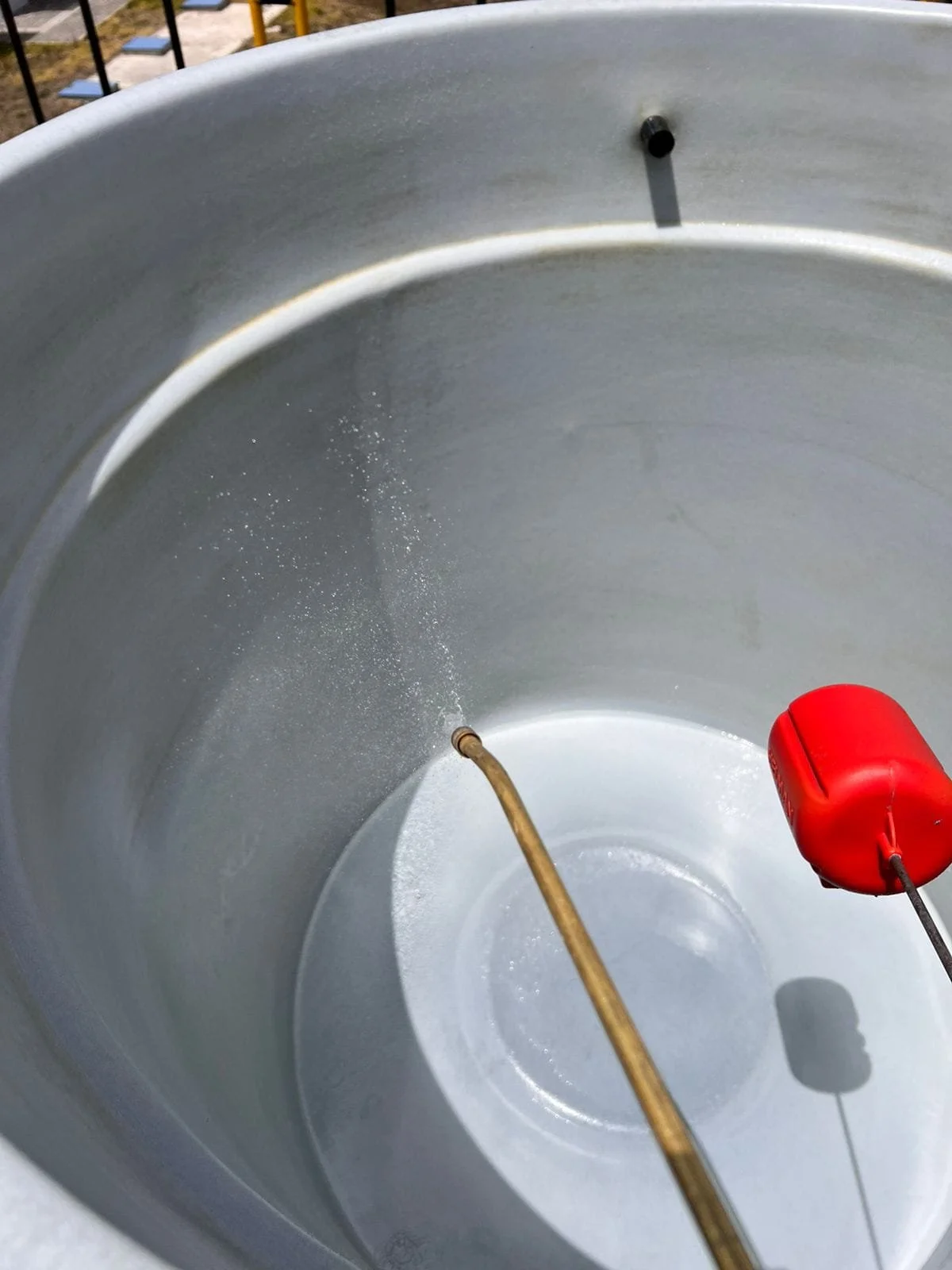 Imagen de un tanque de agua limpio