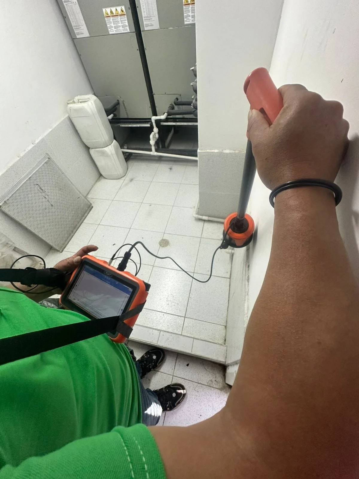 Técnico detectando fugas ocultas ocn ayuda de un geofono