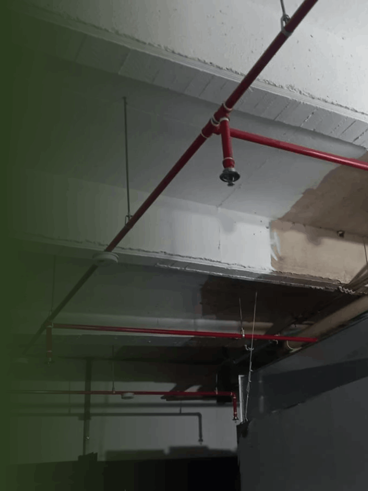 Tuberías rojas instaladas en el techo de un edificio en construcción o remodelación.