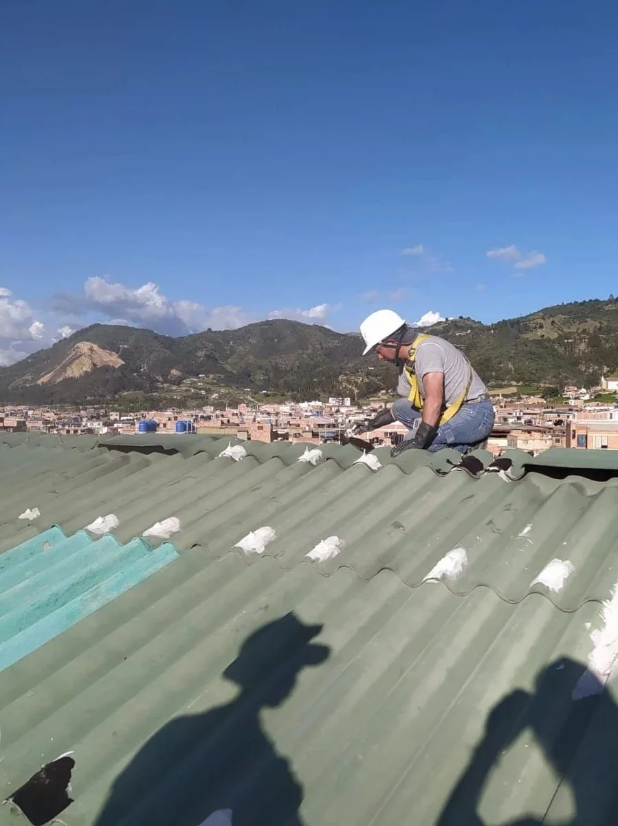 Trabajador de Hydromant realizando trabajos de remodelación en obra