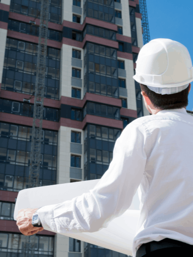 Profesionales evaluando fachadas para mantenimiento y reparación especializada