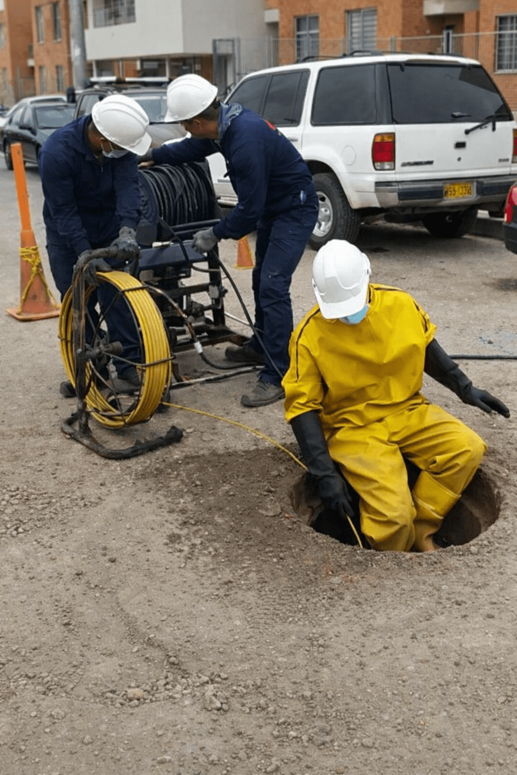 Trabajador de Hydromant realizando limpieza de alcantarillado con sistema hydrojet