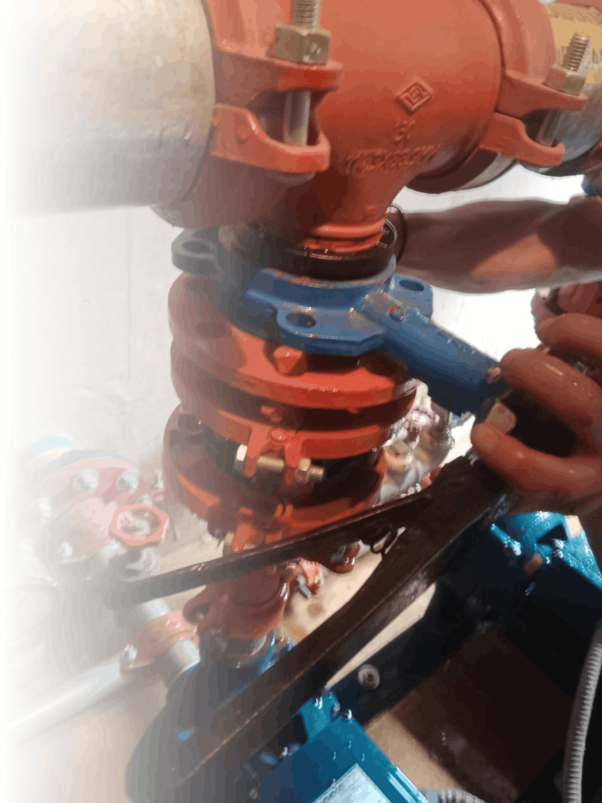 Plomero de Hydromant reparando tubería en servicio de plomería en Tunja