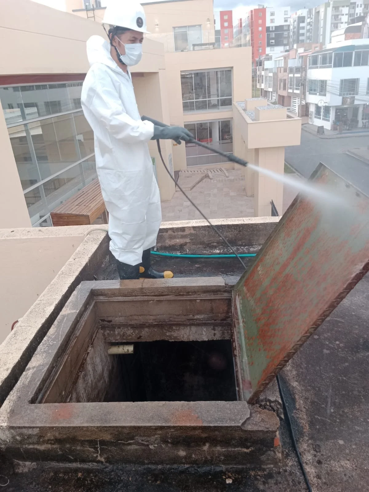 Servicio de plomería en hogares y viviendas de barrios realizado por Hydromant