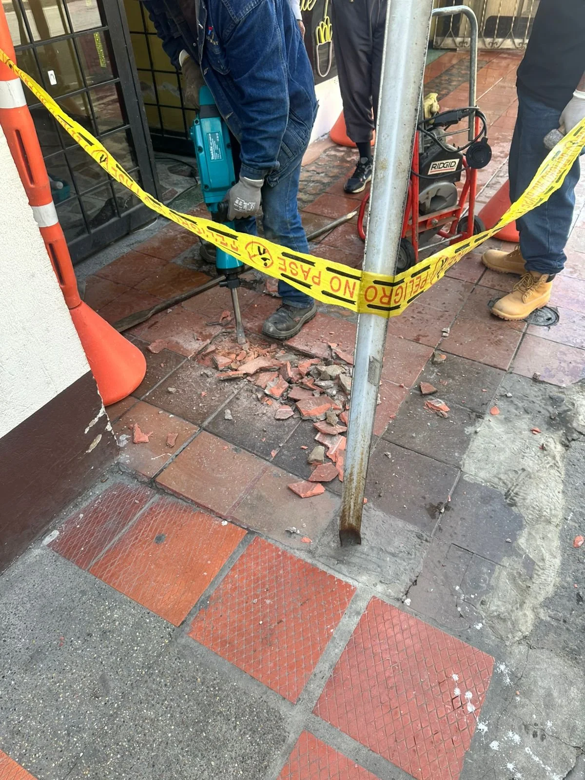 Equipo de plomeros con experiencia de Hydromant realizando trabajos hidráulicos