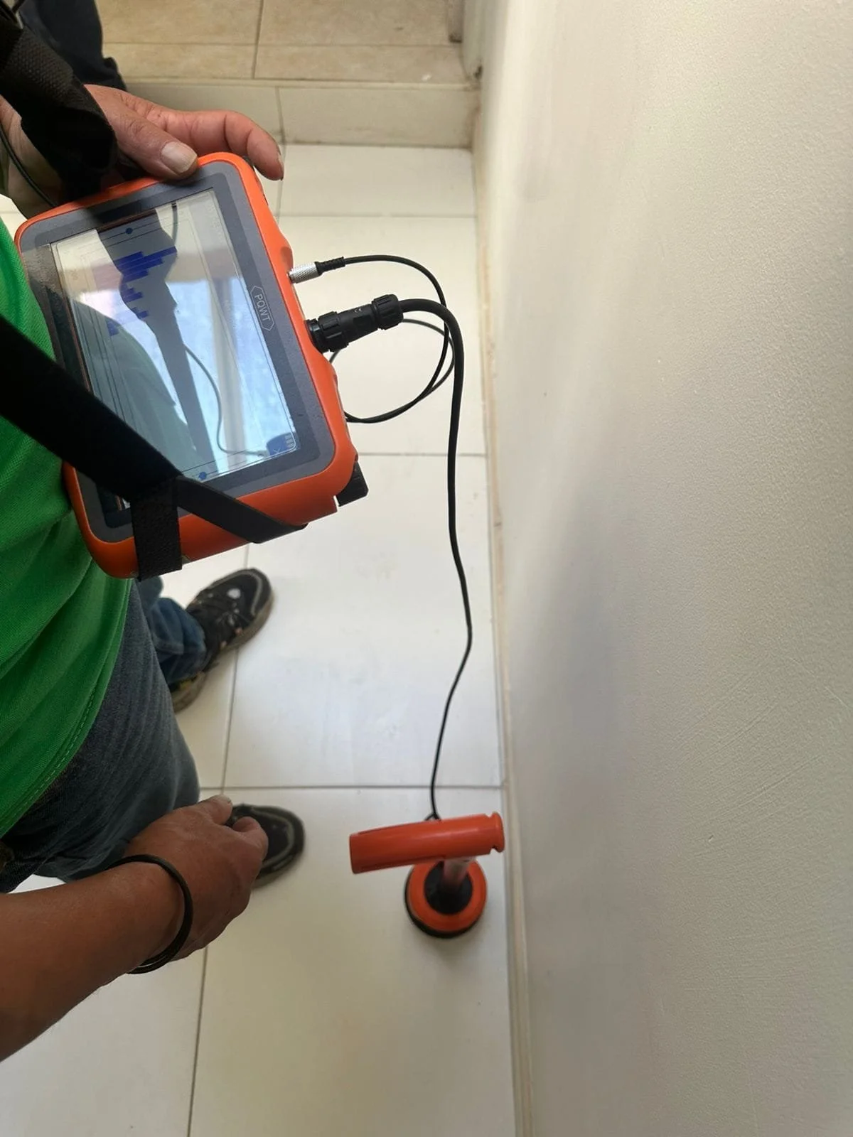 Persona usando un detector de fugas