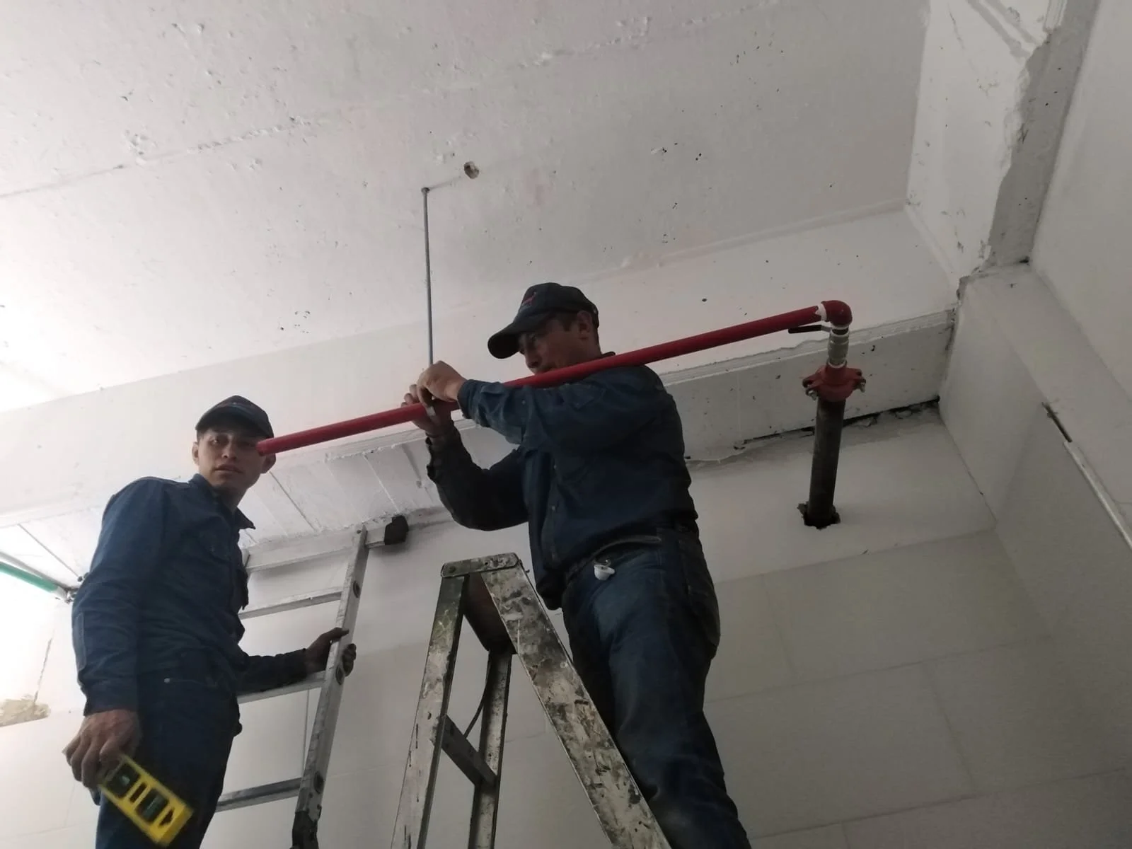 Trabajadores de Hydromant realizando reparación de tubería para instalaciones hidráulicas