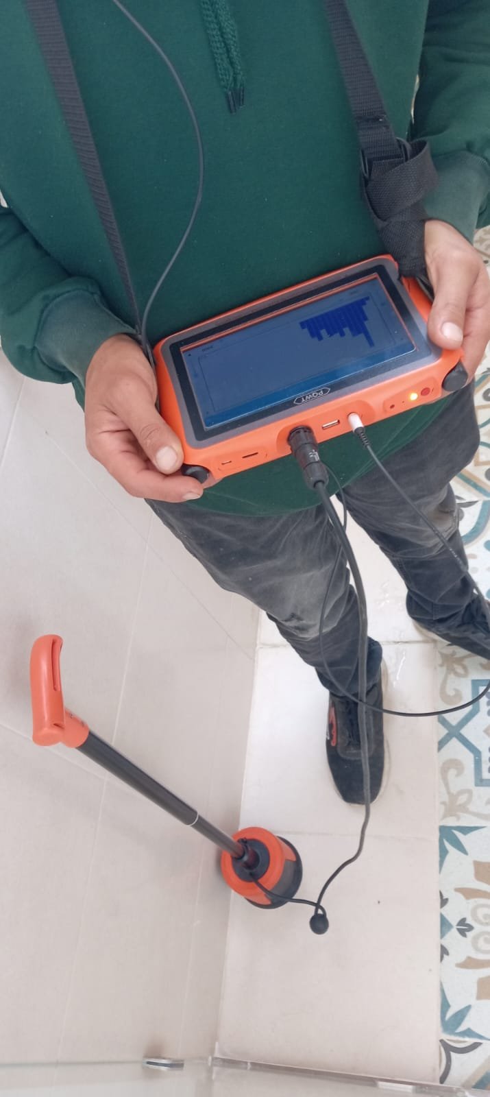 Persona sosteniendo un equipo de detección de fugas