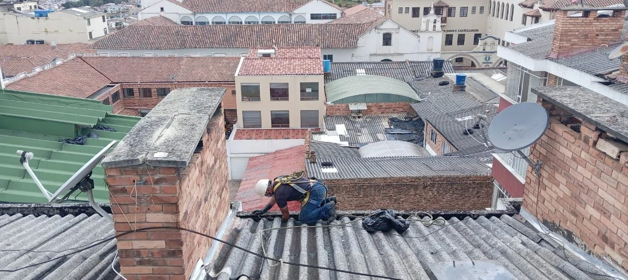 Reparación de fisuras, humedad y deterioro en fachadas