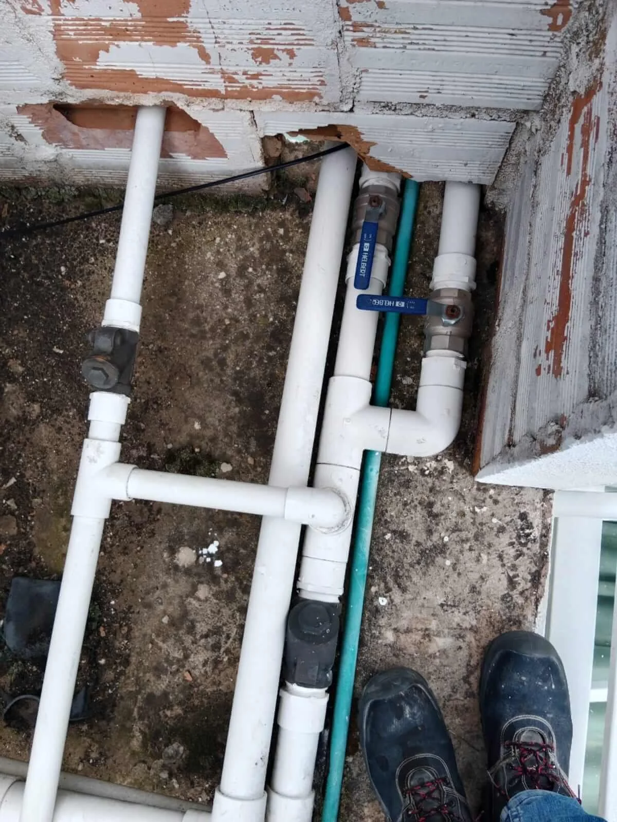 Reparación de tuberías de agua en sistema de plomería por técnicos de Hydromant