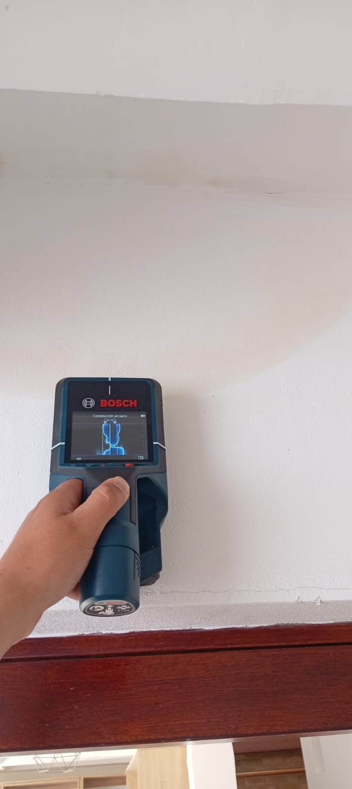 Persona sosteniendo un detector de tuberia