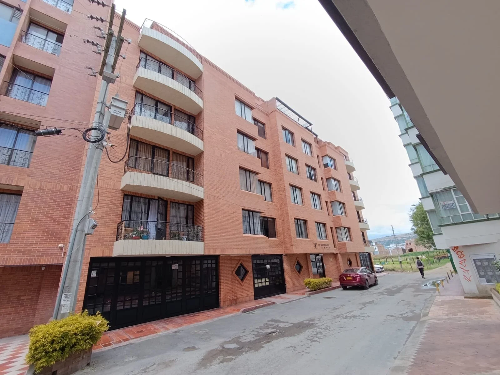 Diseño y renovación de fachadas comerciales para empresas y locales