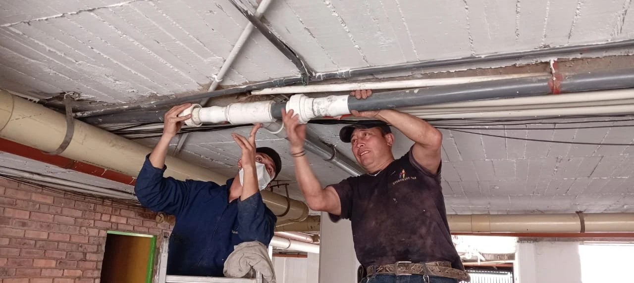 Trabajadores de Hydromant realizando reparación de tuberías en servicio hidráulico