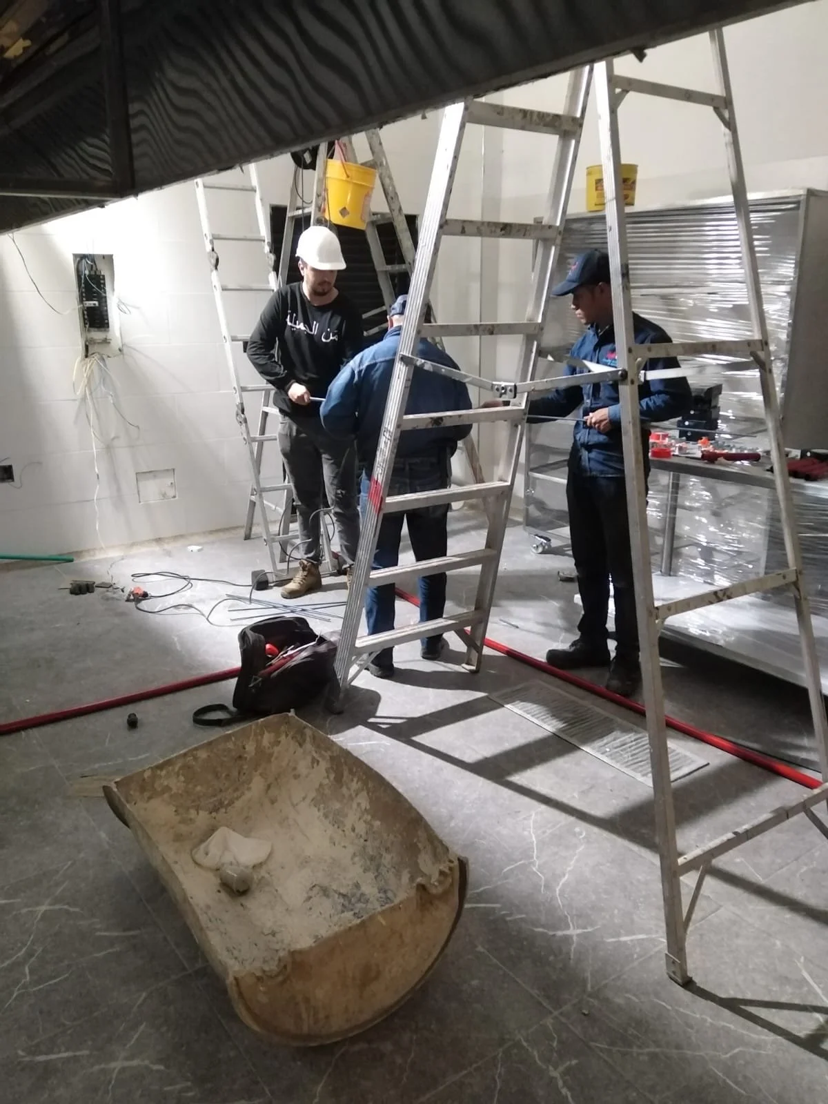 Plomeros de Hydromant realizando trabajos profesionales de plomería para hogares y empresas