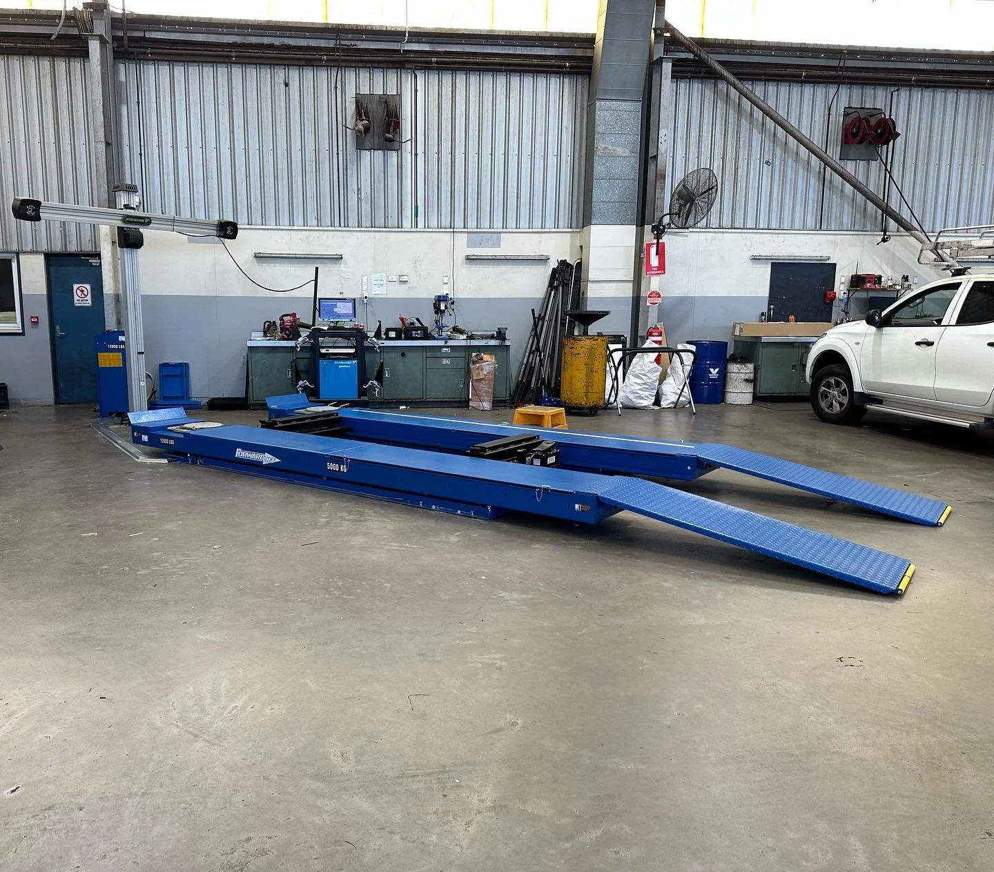 Recent upgrade for @moorookamotorgroup pre-delivery workshop. Old scissor removed to make way for the new @forward_lift FSA11 5000kg scissor hoist.