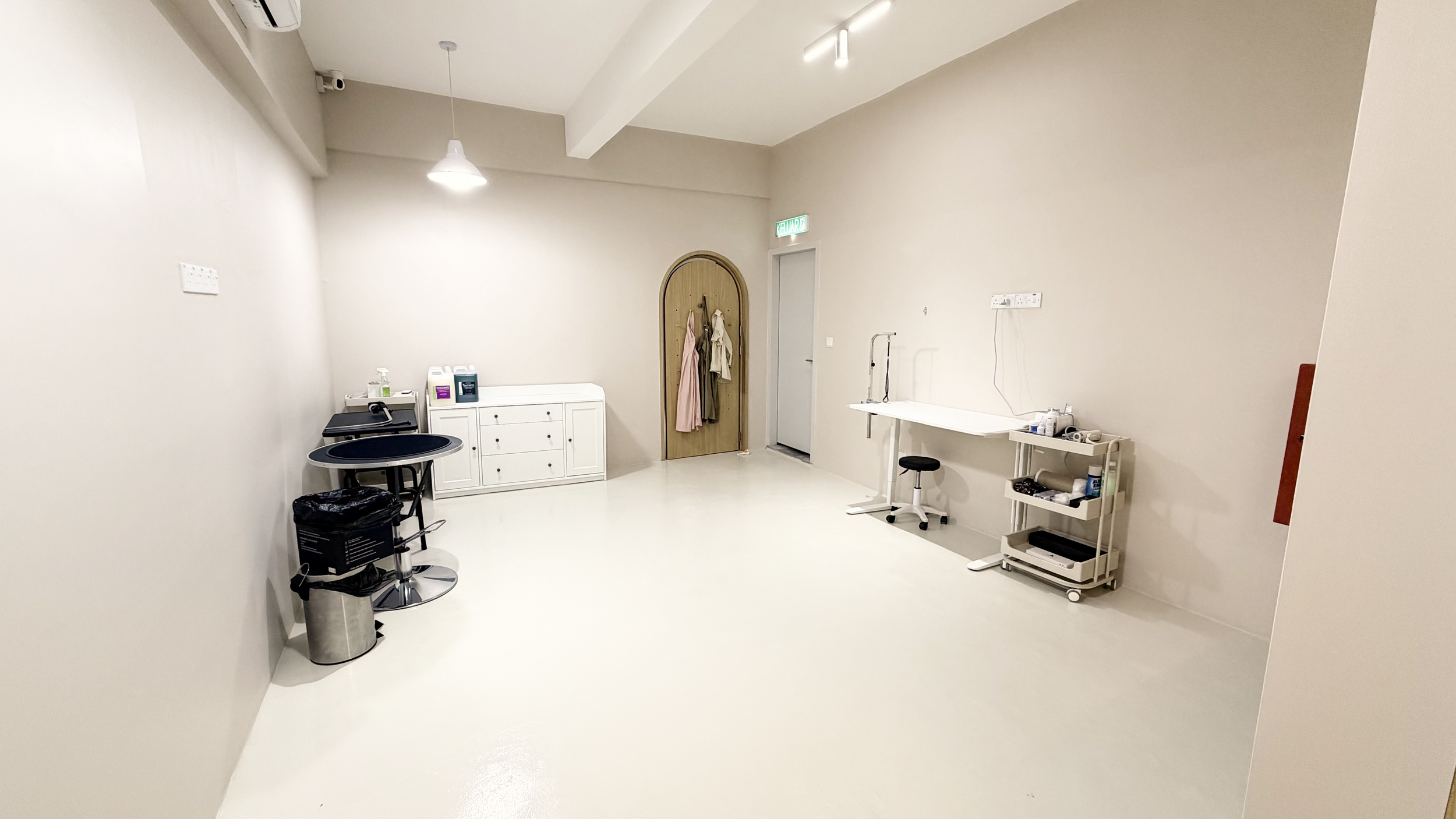 Spacious and modern professional grooming studio at Pet Atas where specialists perform patient, low-stress styling and holistic care.