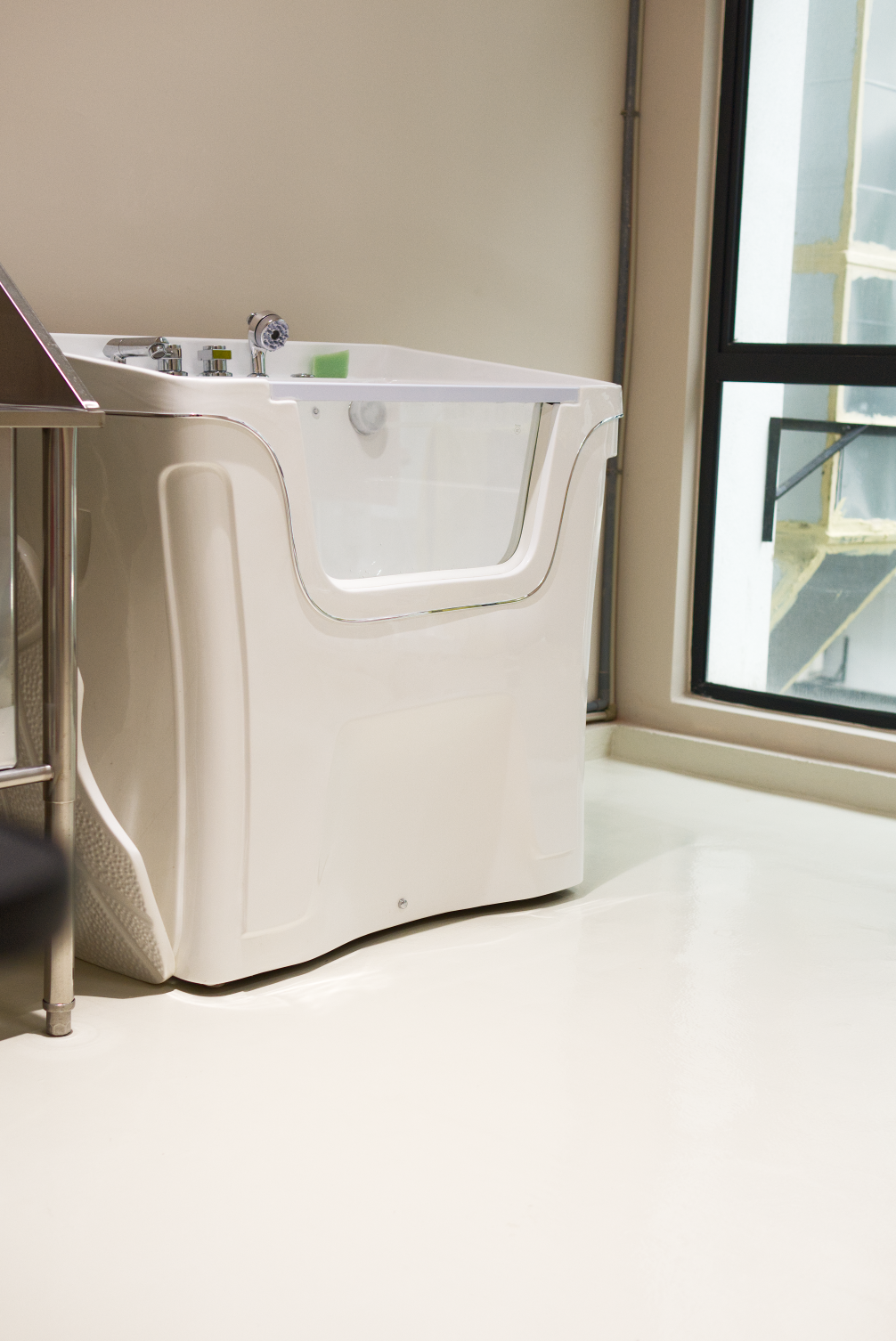 Specialized professional bathing station at Pet Atas used for Deluxe Wash services and calming 15-minute hydro massages.