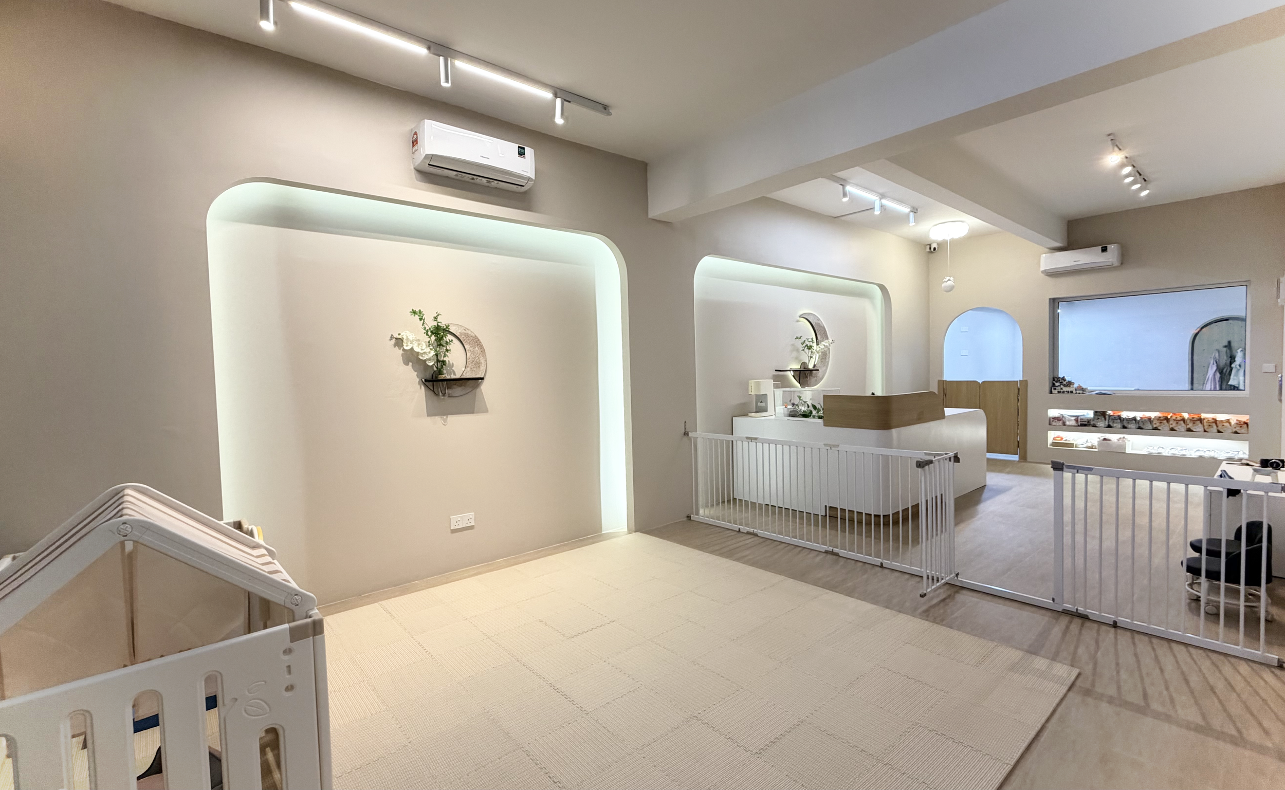 A secure and comfortable dog daycare enclosure at Pet Atas, designed to provide a restful and balanced environment for pets.