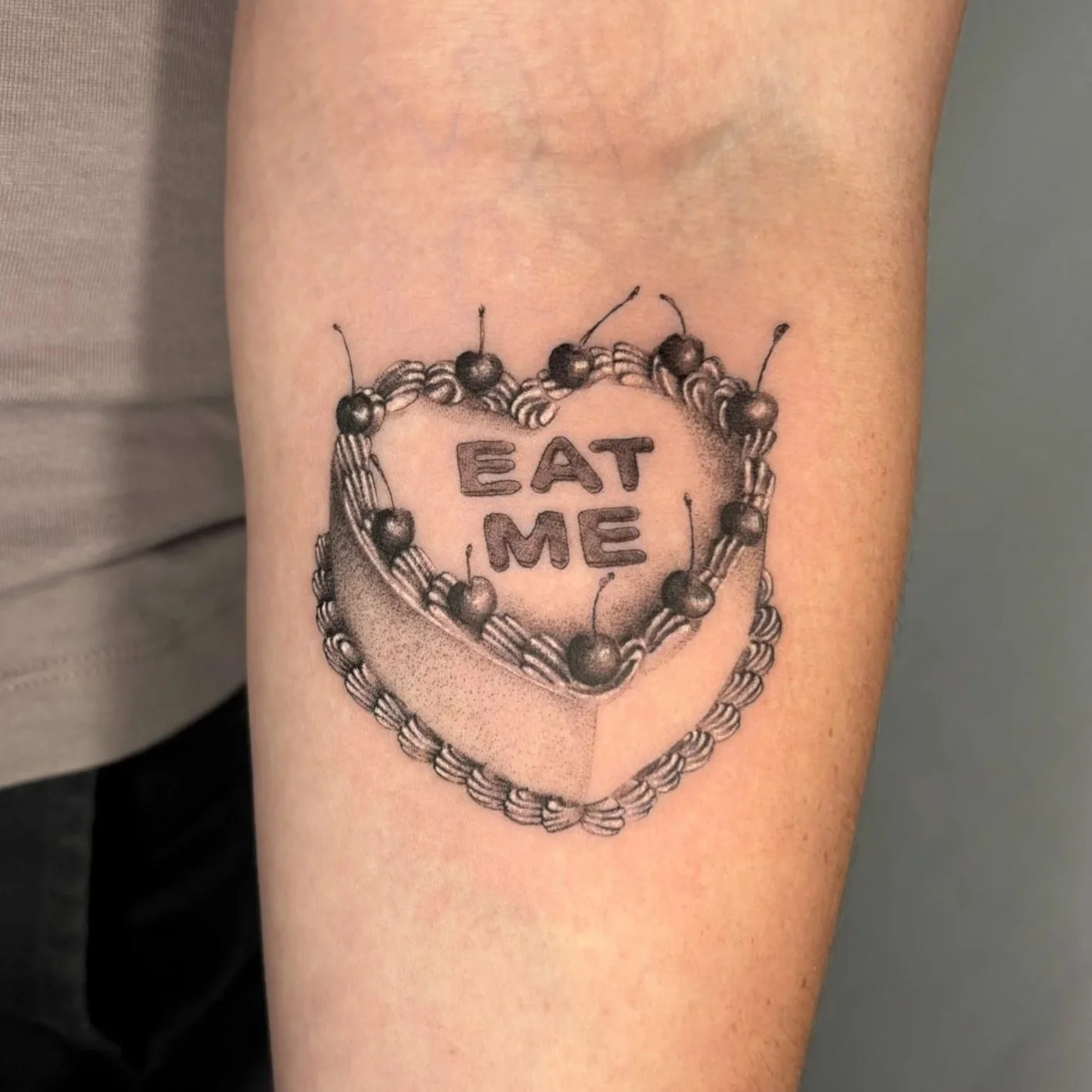cake_eatme_microrealism_tattoo-scaled.jpg