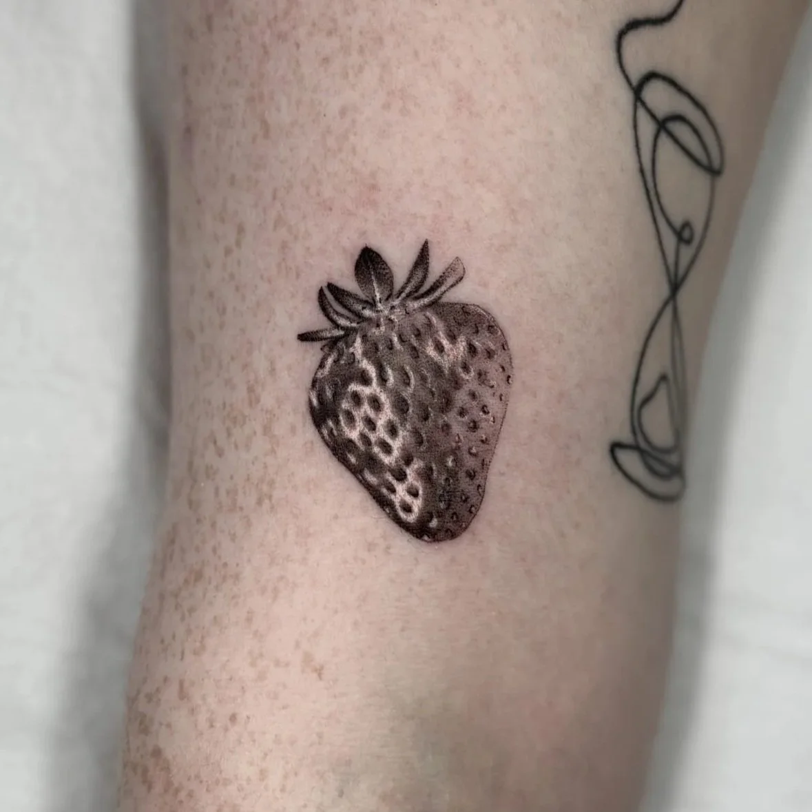 aotats_micro_realism_strawberry-scaled.jpg