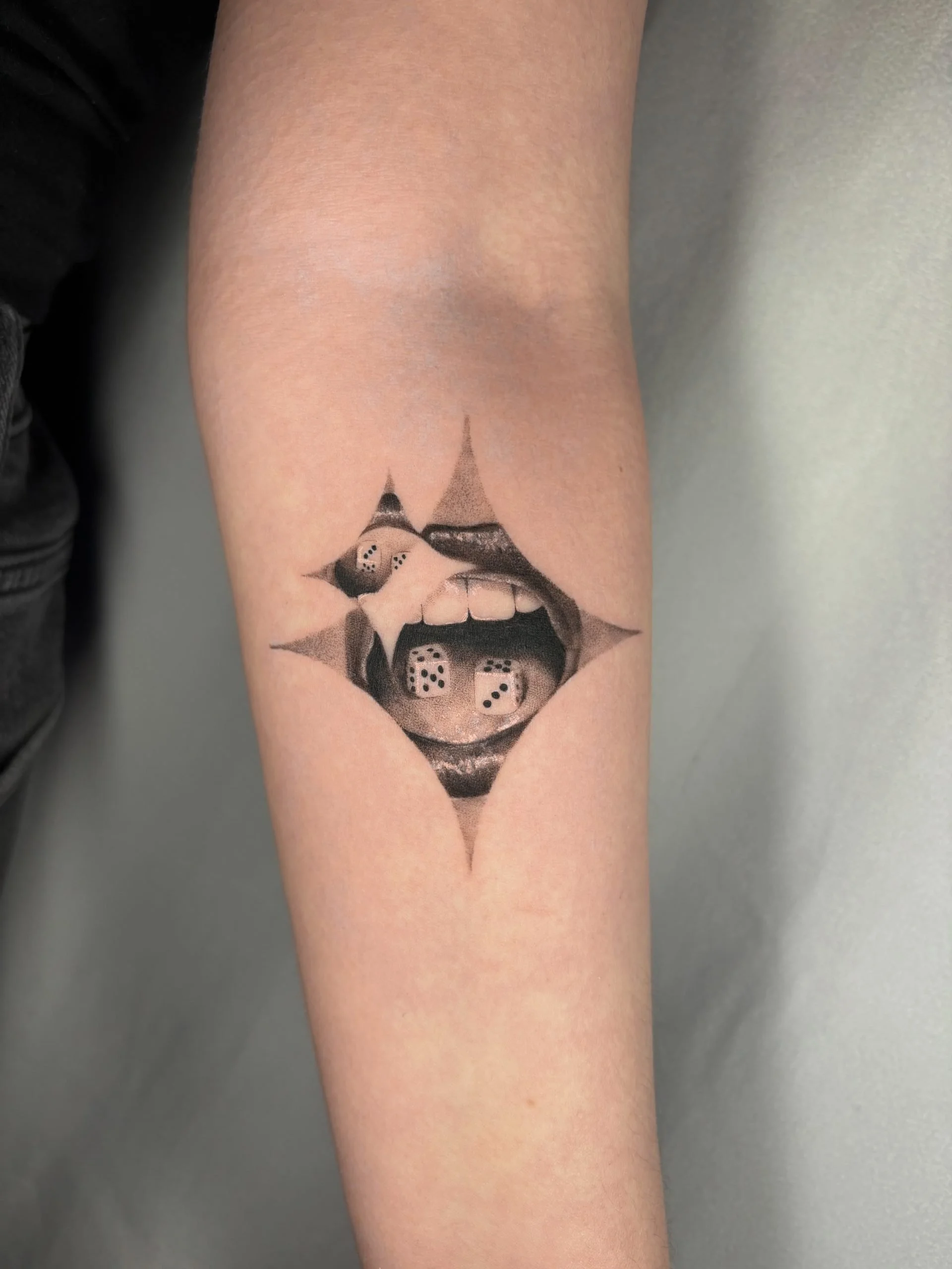 mouth_casino_dice_geometric_microrealism_tattoo-scaled-1.jpg