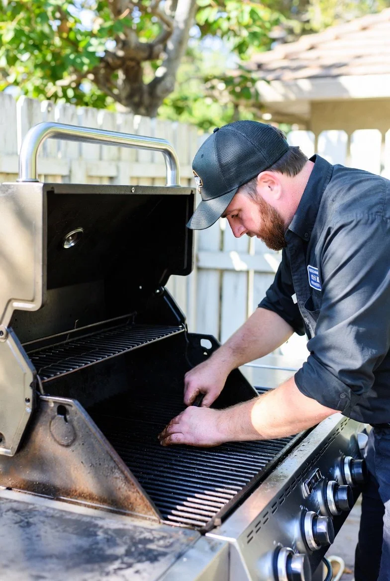 grill tech working on bbq grates
