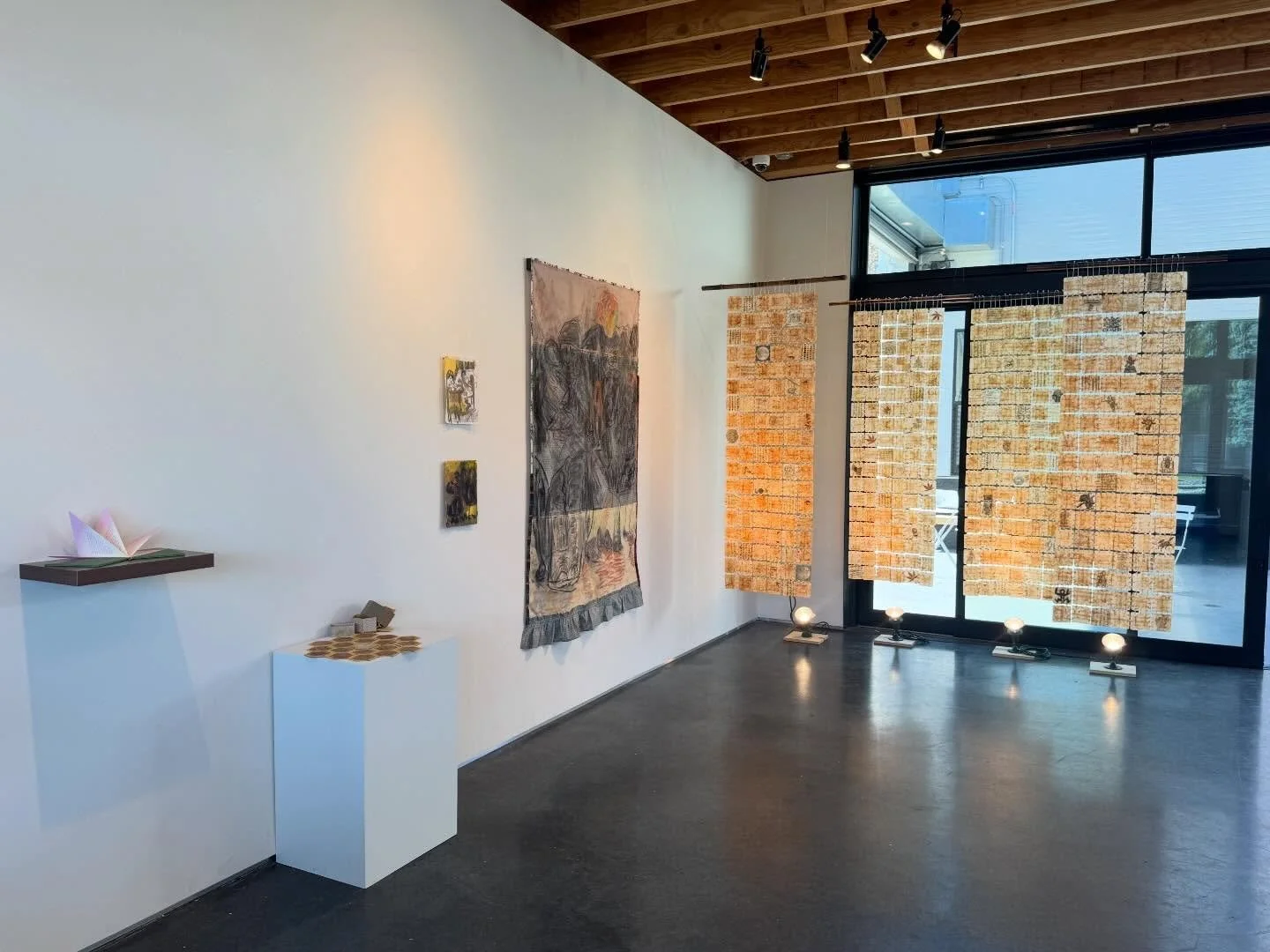 𝑀𝓊𝓉𝒶𝒷𝓁𝑒 𝑀𝑒𝓂𝑜𝓇𝓎 a two person exhibition with works by Naomi Kasumi and Rachel Dorsey. Open today through April 26th with gallery hours every Thursday through Sunday 12-5p

Opening reception April 11th 4-8p with an artist talk at 5pm!!

Mu