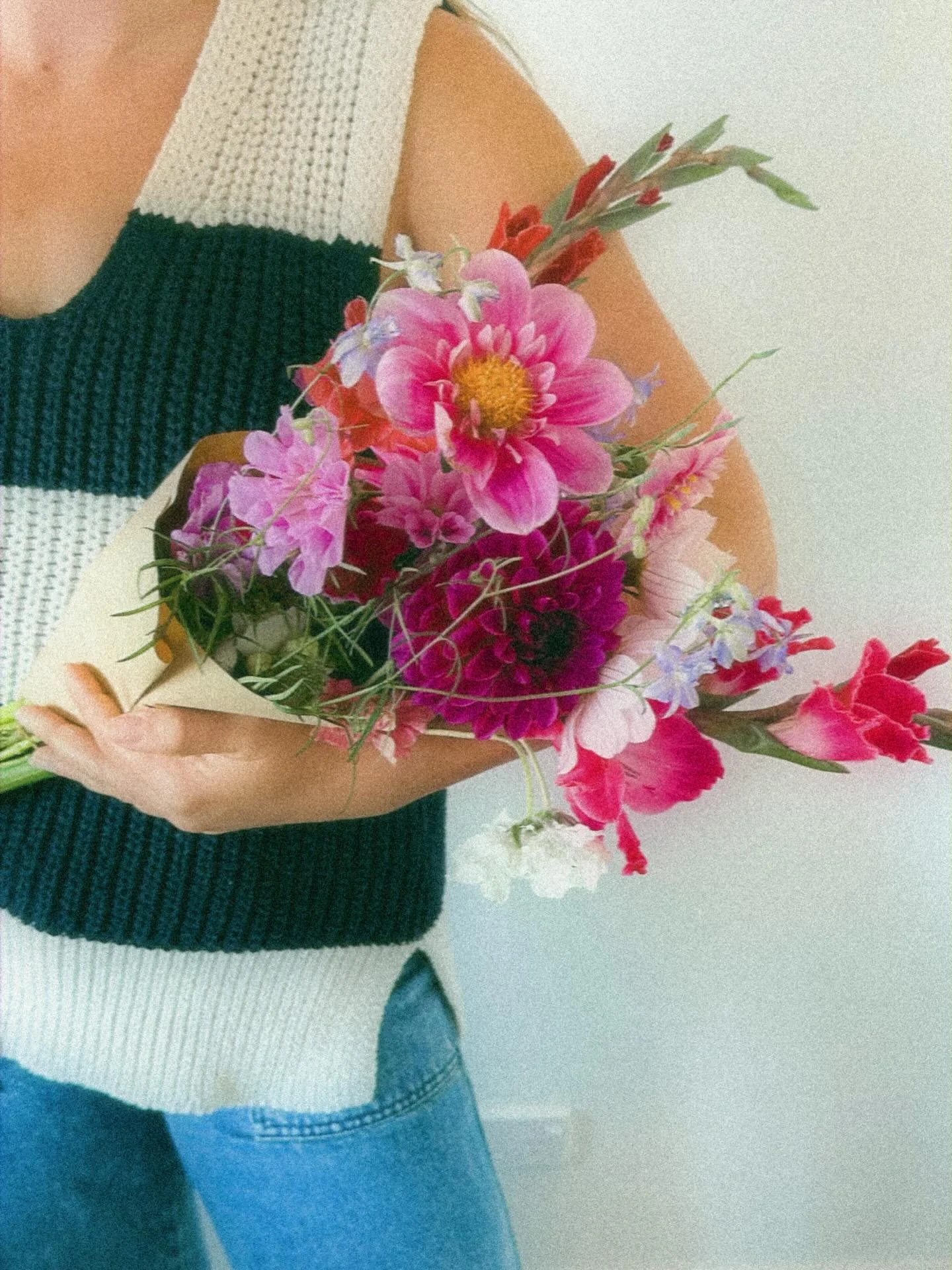 🌸
Most of the time I just walk through the garden and let whatever&rsquo;s blooming that day inspire the bouquets. I love that slightly wild, natural look&hellip; the kind where a stem sticks out at its own angle and it somehow just works.

And hone