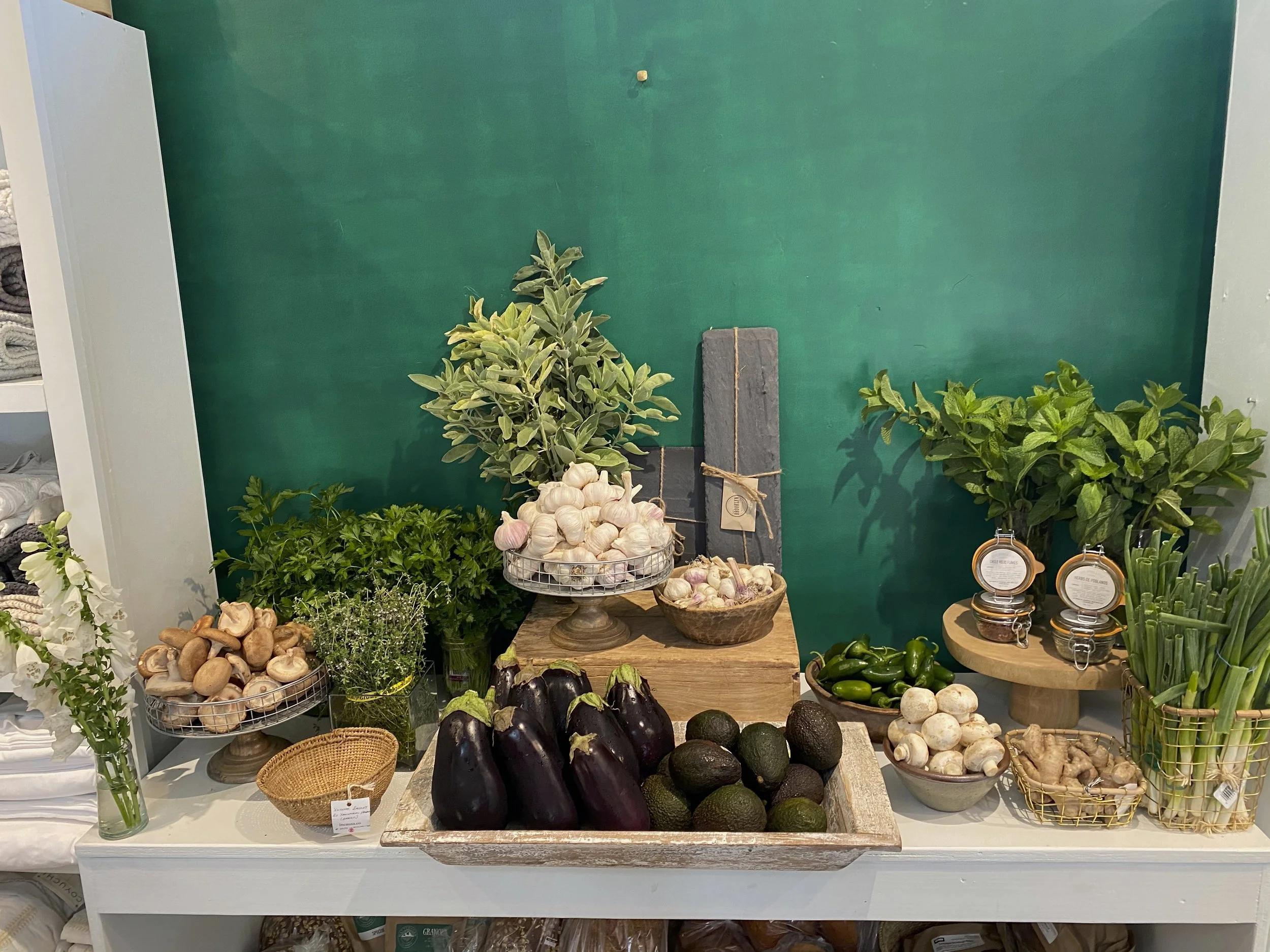 Food styling and visual installations, translating ingredients into editorial compositions, designed for hospitality, brand, and digital storytelling. 