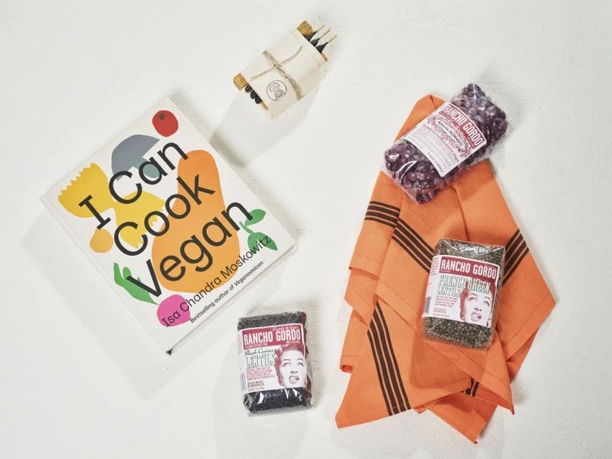 Product styling & Flat Lay composing, elevating consumer goods, through modern, editorial visuals designed for brand's e-commerce and digital use. 