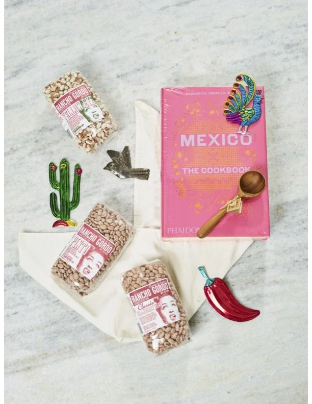 Product styling & Flat Lay composing, elevating consumer goods, through modern, editorial visuals designed for brand's e-commerce and digital use. 